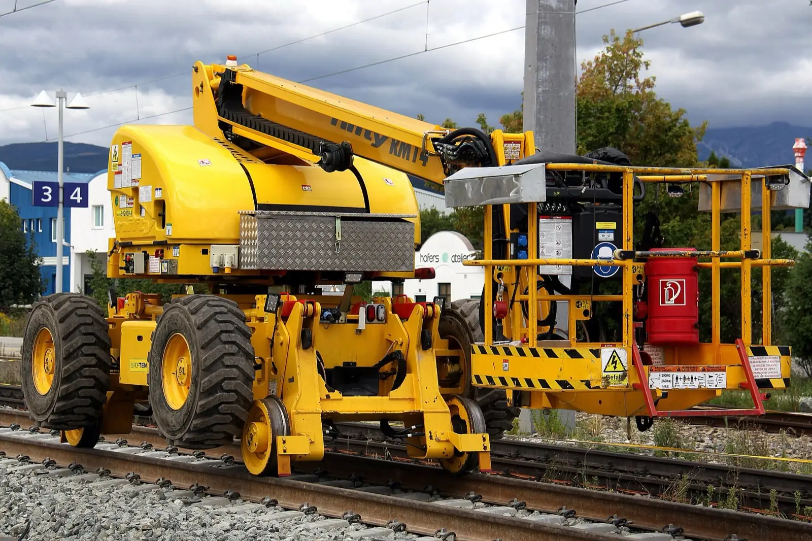 Rail-mounted boom lift with rail gear down on track